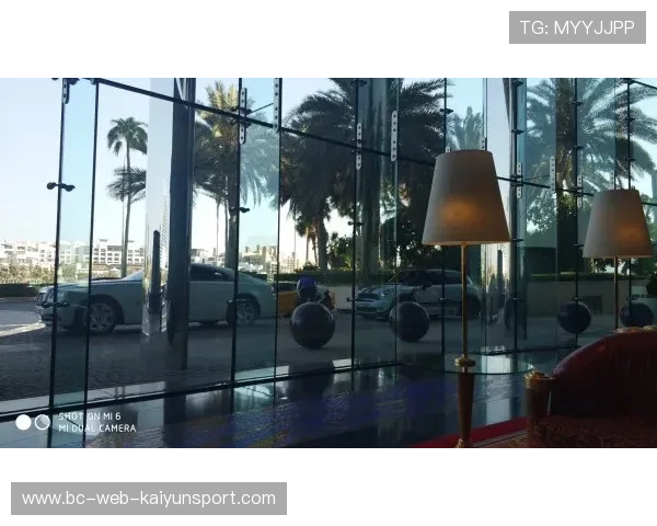 斯特林豪车被拍到停在豪华酒店门口，引发猜测