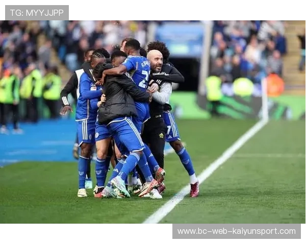 切尔西在边路连续换位并渗透,前场威胁不断