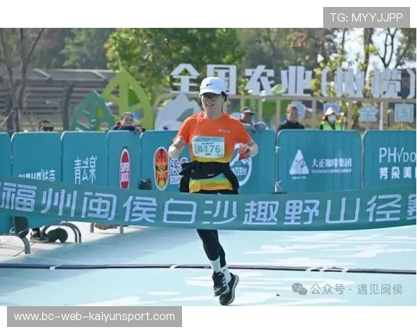 登山越野赛冠军冲线膝盖跪地庆祝