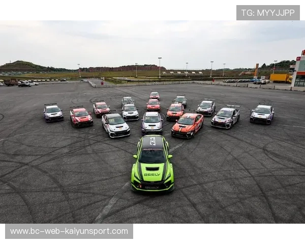 赛车车手赛中协作取胜，团队精神闪耀