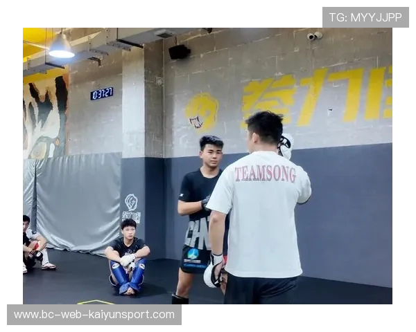 UFC拳腿结合攻击训练:从基础到巅峰的全面突破 UFC拳腿结合攻击训练:从基础到巅峰的全面突破