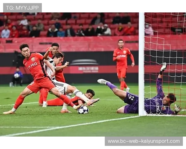 前锋停球转身抽射上角：演绎足球场上的绝妙进攻艺术