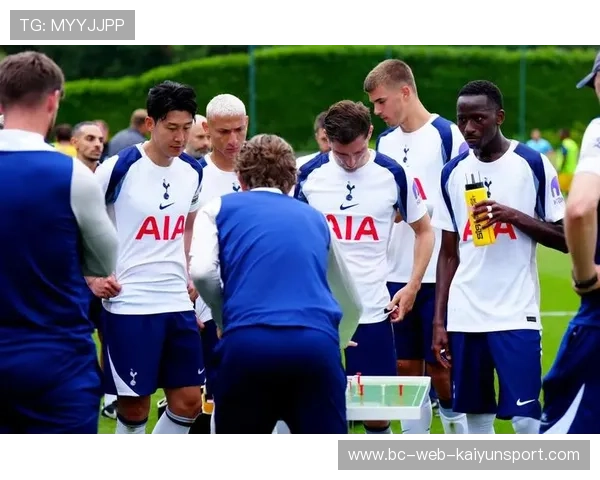 热刺利用边路做出突破，孙兴慜弧线球偏出